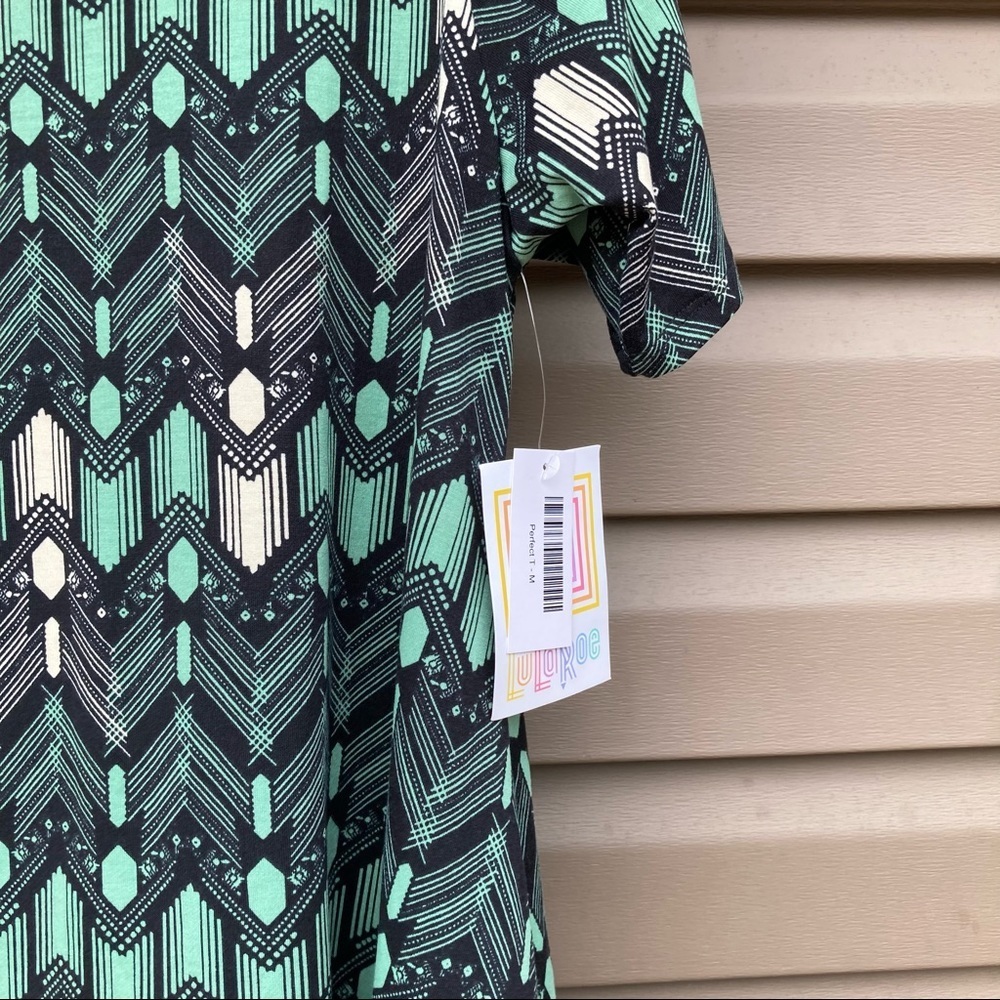 LulaRoe Classic Women’s Tee - Picture 3 of 4